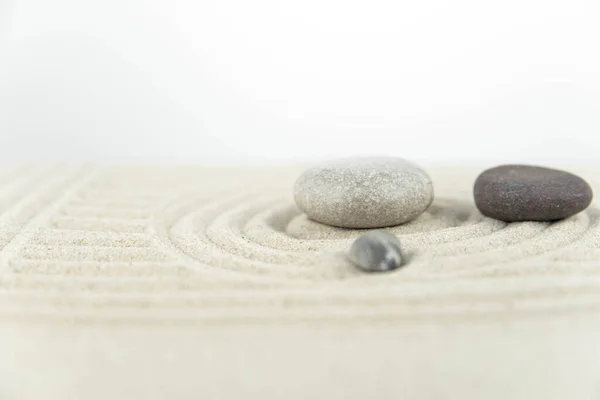 Zen Bahçesi Beyaz Gri Zen Taşlarından Piramitler Soyut Dalga Çizimleriyle — Stok fotoğraf
