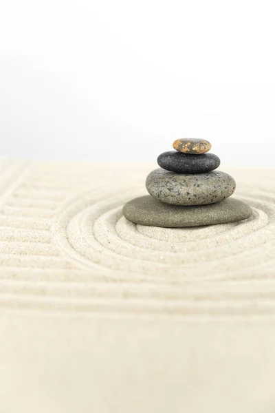 禅の庭 白い砂の上に白と灰色の禅の石のピラミッドの抽象的な波の図面 バランスと瞑想 マッサージ リラックスの概念 — ストック写真