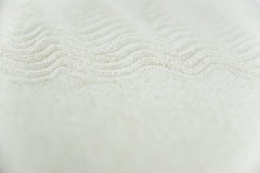 Soyut Zen beyaz kuma çizim yapıyor. Uyum kavramı, denge ve meditasyon, spa, masaj, rahatlama. Zen bahçesi.