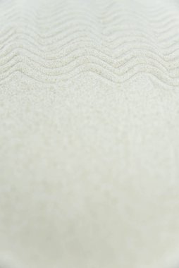 Soyut Zen beyaz kuma çizim yapıyor. Uyum kavramı, denge ve meditasyon, spa, masaj, rahatlama. Zen bahçesi.