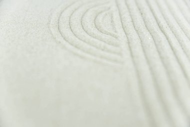 Soyut Zen beyaz kuma çizim yapıyor. Uyum kavramı, denge ve meditasyon, spa, masaj, rahatlama. Zen bahçesi.