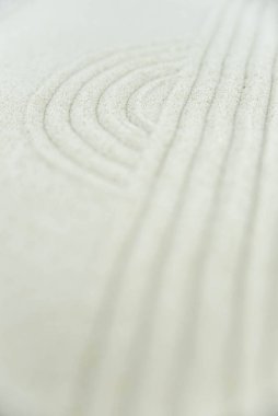 Soyut Zen beyaz kuma çizim yapıyor. Uyum kavramı, denge ve meditasyon, spa, masaj, rahatlama. Zen bahçesi.