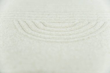 Soyut Zen beyaz kuma çizim yapıyor. Uyum kavramı, denge ve meditasyon, spa, masaj, rahatlama. Zen bahçesi.