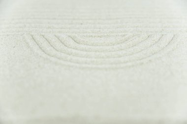 Soyut Zen beyaz kuma çizim yapıyor. Uyum kavramı, denge ve meditasyon, spa, masaj, rahatlama. Zen bahçesi.