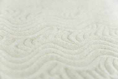 Soyut Zen beyaz kuma çizim yapıyor. Uyum kavramı, denge ve meditasyon, spa, masaj, rahatlama. Zen bahçesi.