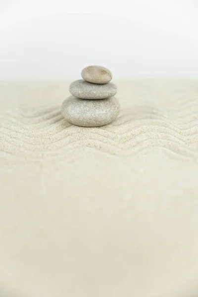 白色和灰色的金字塔 用抽象的波浪画在白色的沙滩上 平衡与冥想 放松的概念 — 图库照片