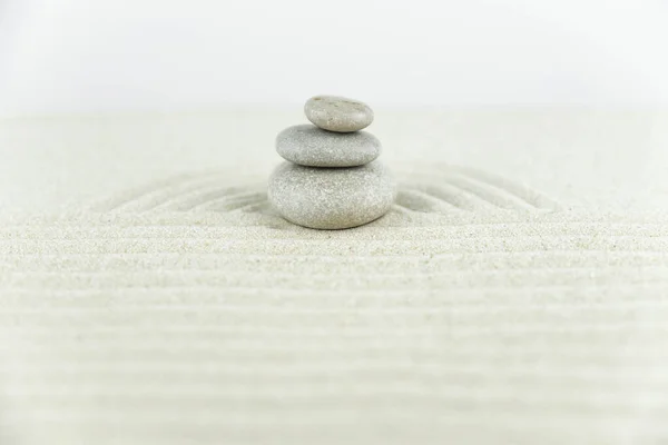 Zenová Zahrada Pyramidy Bílých Šedých Zenových Kamenů Bílém Písku Abstraktními — Stock fotografie
