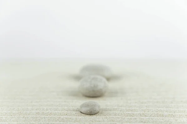 Giardino Zen Piramidi Pietre Zen Bianche Grigie Sulla Sabbia Bianca — Foto Stock
