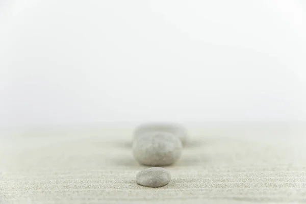 Giardino Zen Piramidi Pietre Zen Bianche Grigie Sulla Sabbia Bianca — Foto Stock