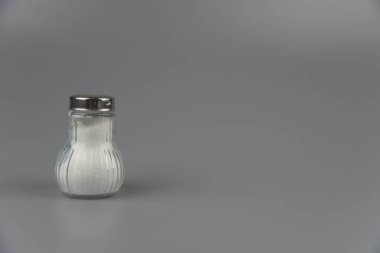 Tuzluktan bir yığın tuz, aşırı tuz alımı ve beyaz ölüm.