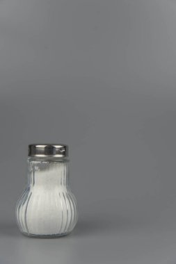 Tuzluktan bir yığın tuz, aşırı tuz alımı ve beyaz ölüm.