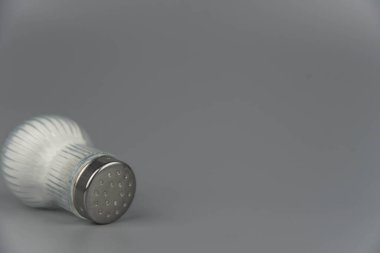 Tuzluktan bir yığın tuz, aşırı tuz alımı ve beyaz ölüm.