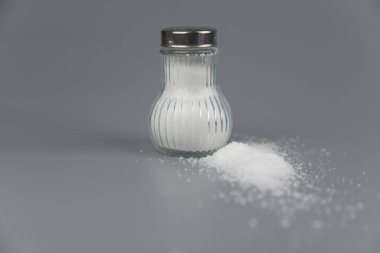Tuzluktan bir yığın tuz, aşırı tuz alımı ve beyaz ölüm.