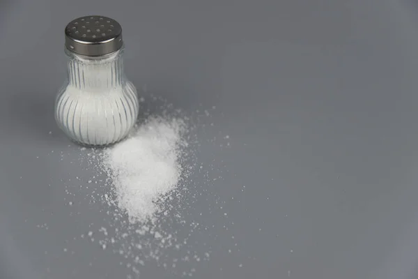 塩のシェーカーからの塩の山 概念過剰な塩の摂取と白死 — ストック写真