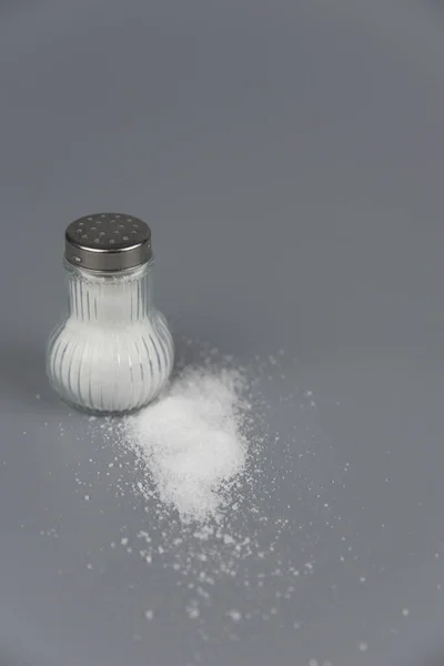 Hög Salt Från Saltshaker Koncept Överdrivet Saltintag Och Vit Död — Stockfoto