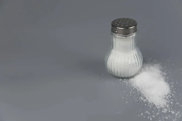 Hög Salt Från Saltshaker Koncept Överdrivet Saltintag Och Vit Död — Stockfoto