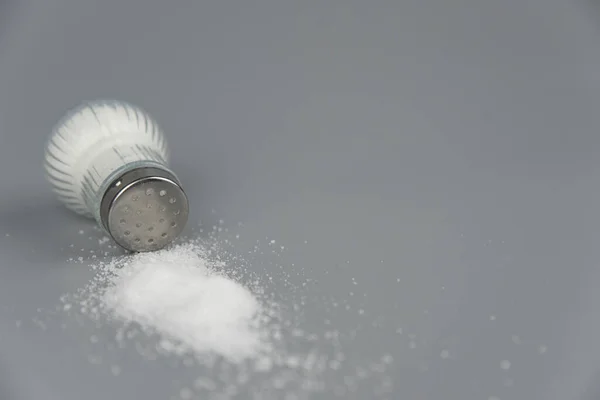 塩のシェーカーからの塩の山 概念過剰な塩の摂取と白死 — ストック写真