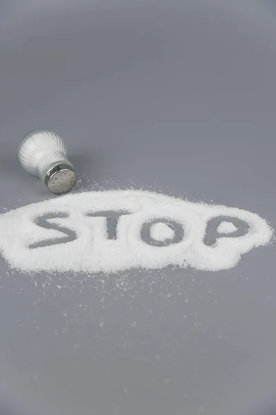 Una Pila Sal Salero Letras Con Palabra Stop Salt Concepto — Foto de Stock