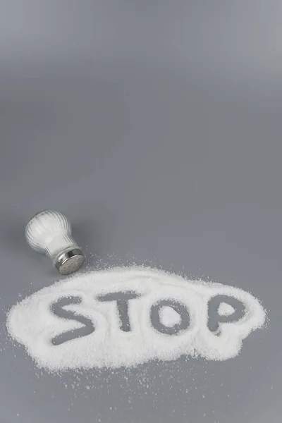 Una Pila Sal Salero Letras Con Palabra Stop Salt Concepto — Foto de Stock