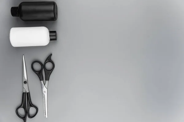 Professionelle Friseurwerkzeuge Mit Kopierraum Friseurausrüstung Auf Grauem Hintergrund Schere Bürste — Stockfoto