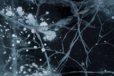 Buz dokusu yakın plan. Sibirya 'daki donmuş Baykal Gölü. Hava ve metan baloncukları ile güzel kırılmış buz. 