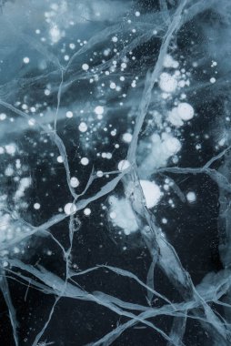 Buz dokusu yakın plan. Sibirya 'daki donmuş Baykal Gölü. Hava ve metan baloncukları ile güzel kırılmış buz. 