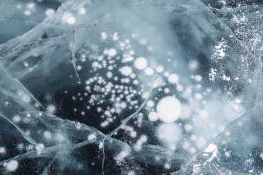 Buz dokusu yakın plan. Sibirya 'daki donmuş Baykal Gölü. Hava ve metan baloncukları ile güzel kırılmış buz. 
