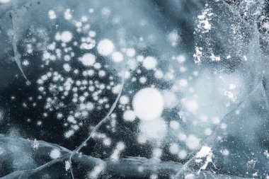 Buz dokusu yakın plan. Sibirya 'daki donmuş Baykal Gölü. Hava ve metan baloncukları ile güzel kırılmış buz. 