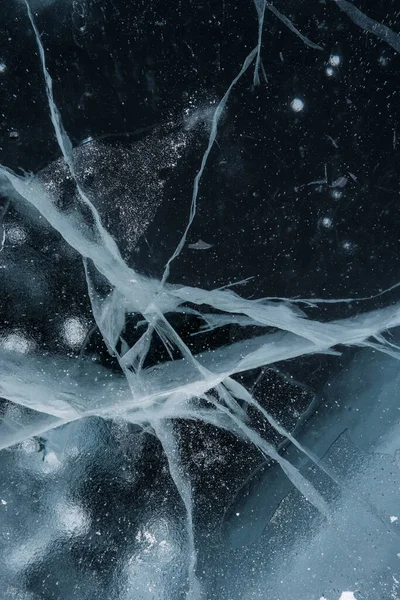 Buz dokusu yakın plan. Sibirya 'daki donmuş Baykal Gölü. Hava ve metan baloncukları ile güzel kırılmış buz. 