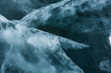 Buz dokusu yakın plan. Sibirya 'daki donmuş Baykal Gölü. Hava ve metan baloncukları ile güzel kırılmış buz. 