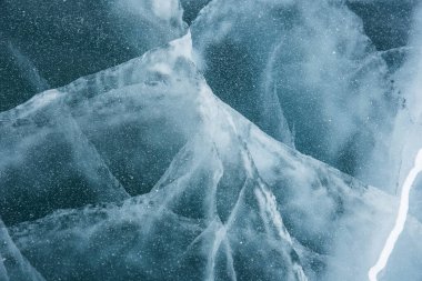 Buz dokusu yakın plan. Sibirya 'daki donmuş Baykal Gölü. Hava ve metan baloncukları ile güzel kırılmış buz. 