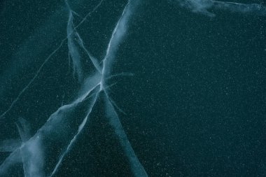 Buz dokusu yakın plan. Sibirya 'daki donmuş Baykal Gölü. Hava ve metan baloncukları ile güzel kırılmış buz. 