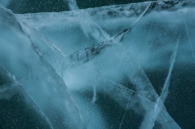 Buz dokusu yakın plan. Sibirya 'daki donmuş Baykal Gölü. Hava ve metan baloncukları ile güzel kırılmış buz. 