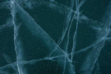 Buz dokusu yakın plan. Sibirya 'daki donmuş Baykal Gölü. Hava ve metan baloncukları ile güzel kırılmış buz. 