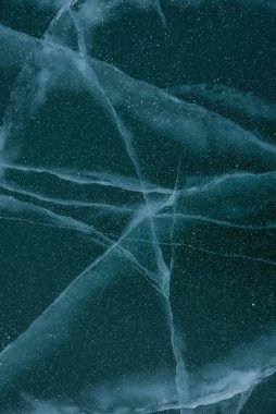 Buz dokusu yakın plan. Sibirya 'daki donmuş Baykal Gölü. Hava ve metan baloncukları ile güzel kırılmış buz. 