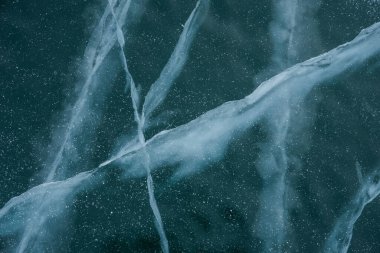 Buz dokusu yakın plan. Sibirya 'daki donmuş Baykal Gölü. Hava ve metan baloncukları ile güzel kırılmış buz. 