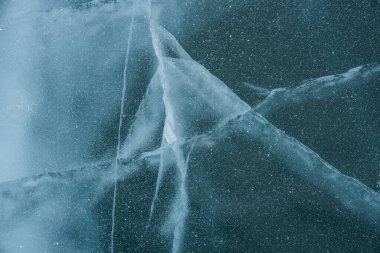 Buz dokusu yakın plan. Sibirya 'daki donmuş Baykal Gölü. Hava ve metan baloncukları ile güzel kırılmış buz. 