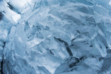 Buz dokusu yakın plan. Sibirya 'daki donmuş Baykal Gölü. Hava ve metan baloncukları ile güzel kırılmış buz. 