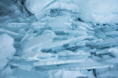 Buz dokusu yakın plan. Sibirya 'daki donmuş Baykal Gölü. Hava ve metan baloncukları ile güzel kırılmış buz. 