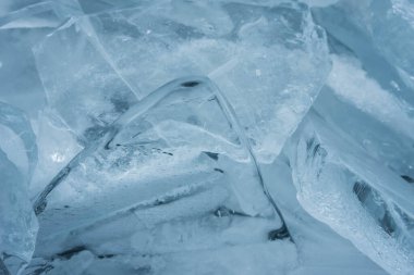 Buz dokusu yakın plan. Sibirya 'daki donmuş Baykal Gölü. Hava ve metan baloncukları ile güzel kırılmış buz. 