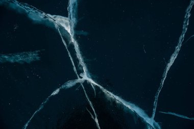 Buz dokusu yakın plan. Sibirya 'daki donmuş Baykal Gölü. Hava ve metan baloncukları ile güzel kırılmış buz. 