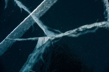 Buz dokusu yakın plan. Sibirya 'daki donmuş Baykal Gölü. Hava ve metan baloncukları ile güzel kırılmış buz. 