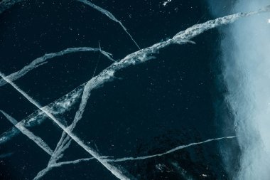 Buz dokusu yakın plan. Sibirya 'daki donmuş Baykal Gölü. Hava ve metan baloncukları ile güzel kırılmış buz. 