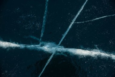 Buz dokusu yakın plan. Sibirya 'daki donmuş Baykal Gölü. Hava ve metan baloncukları ile güzel kırılmış buz. 