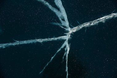 Buz dokusu yakın plan. Sibirya 'daki donmuş Baykal Gölü. Hava ve metan baloncukları ile güzel kırılmış buz. 