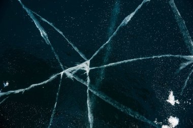 Buz dokusu yakın plan. Sibirya 'daki donmuş Baykal Gölü. Hava ve metan baloncukları ile güzel kırılmış buz. 