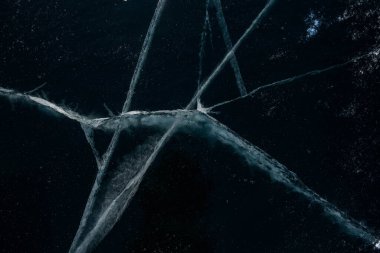 Buz dokusu yakın plan. Sibirya 'daki donmuş Baykal Gölü. Hava ve metan baloncukları ile güzel kırılmış buz. 