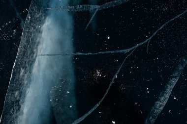 Buz dokusu yakın plan. Sibirya 'daki donmuş Baykal Gölü. Hava ve metan baloncukları ile güzel kırılmış buz. 