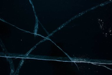 Buz dokusu yakın plan. Sibirya 'daki donmuş Baykal Gölü. Hava ve metan baloncukları ile güzel kırılmış buz. 