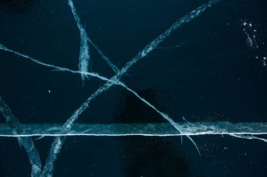 Buz dokusu yakın plan. Sibirya 'daki donmuş Baykal Gölü. Hava ve metan baloncukları ile güzel kırılmış buz. 